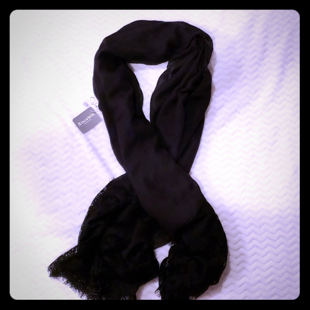 NWT Gorgeous Risca Win scarf